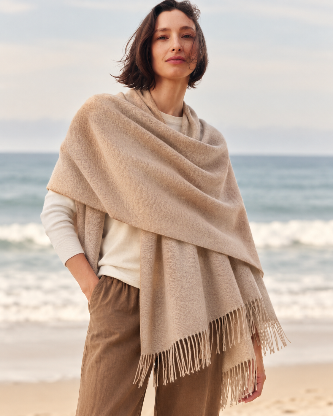 Chal Trama Calma de Baby Alpaca y lana color camel RAIZO, vista lateral