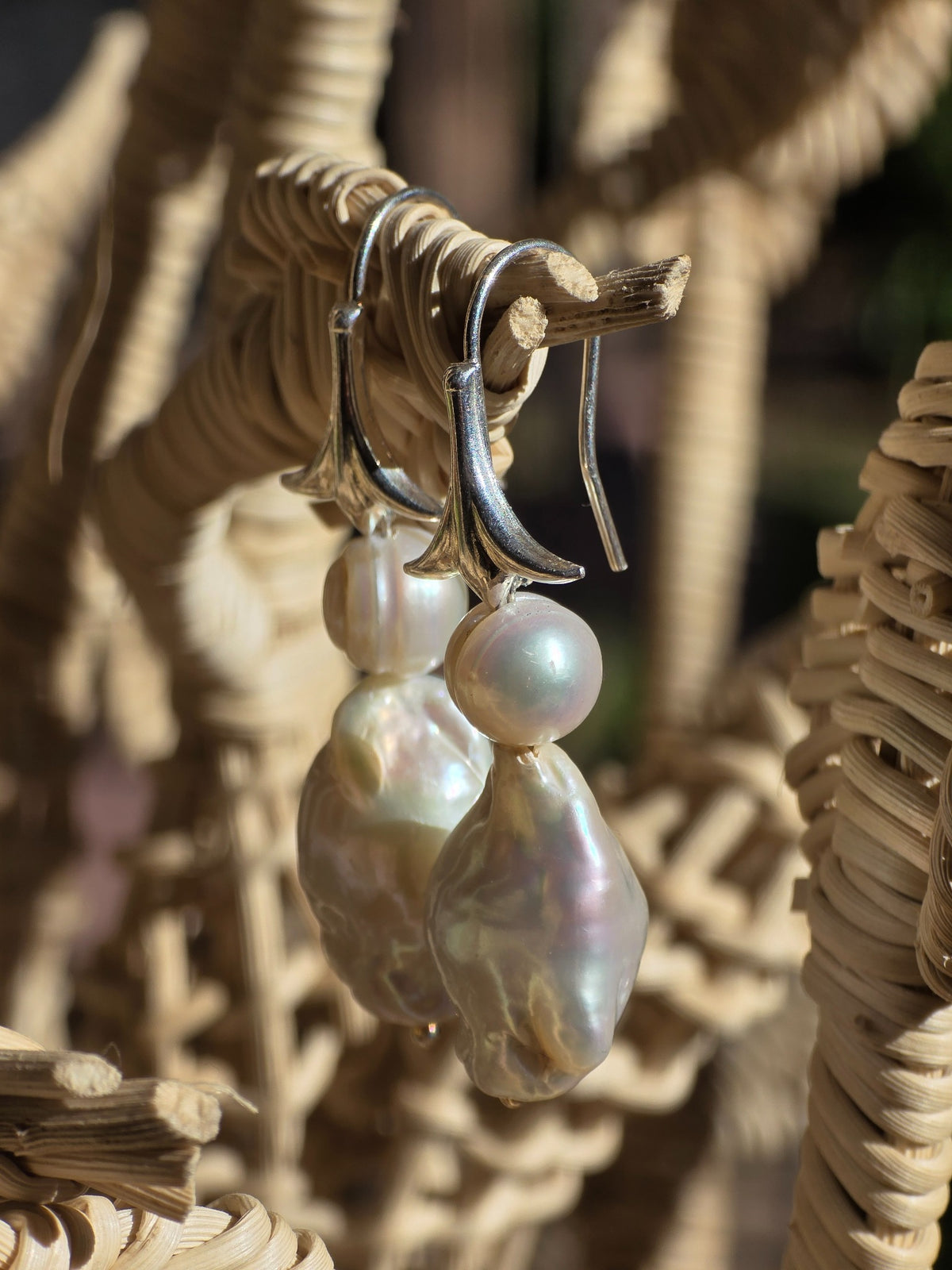 Aros Encuentro RAIZO en plata con perla de río y perla barroca, detalle de materialidad