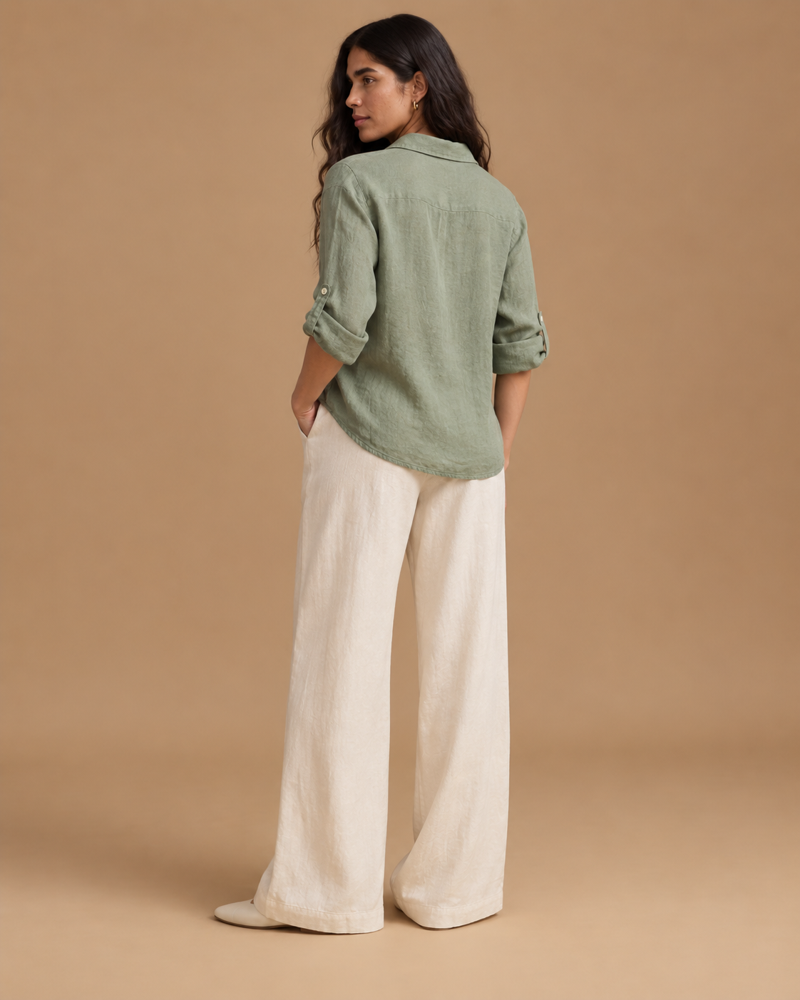 Blusa Hebra RAIZO 100% lino color Verde Salvia, vista posterior