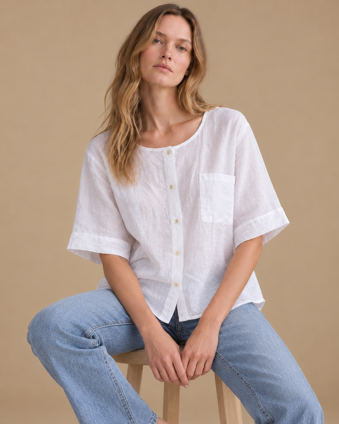 Blusa Orilla RAIZO en lino color Blanco Natural, detalle de calce