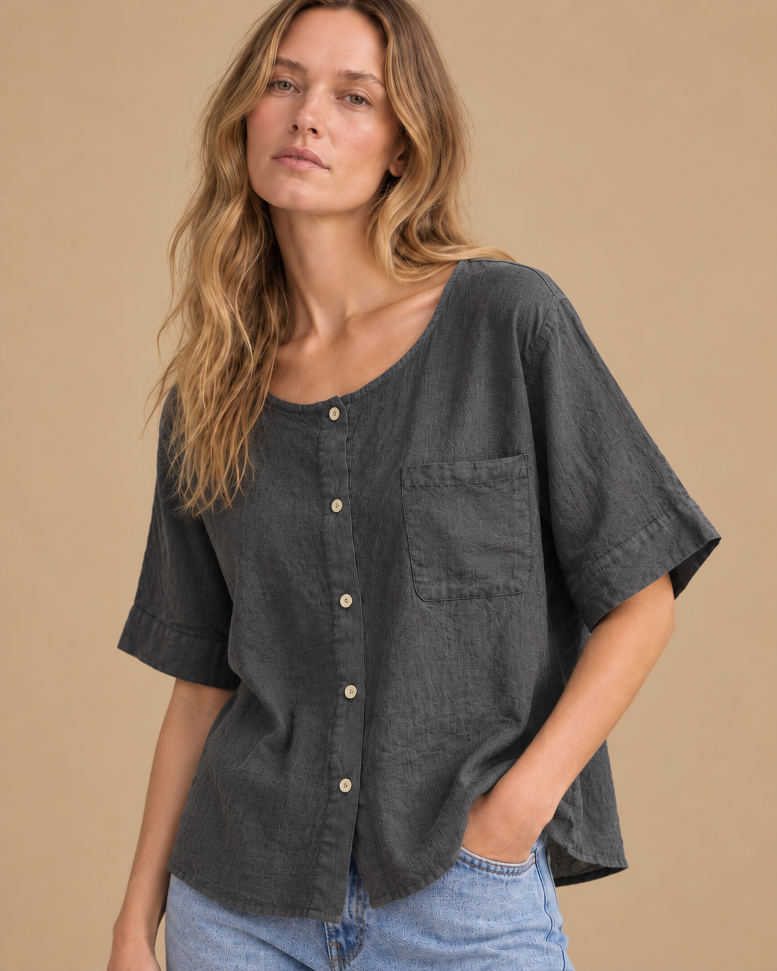 Blusa Orilla RAIZO en lino color Grafito, vista frontal