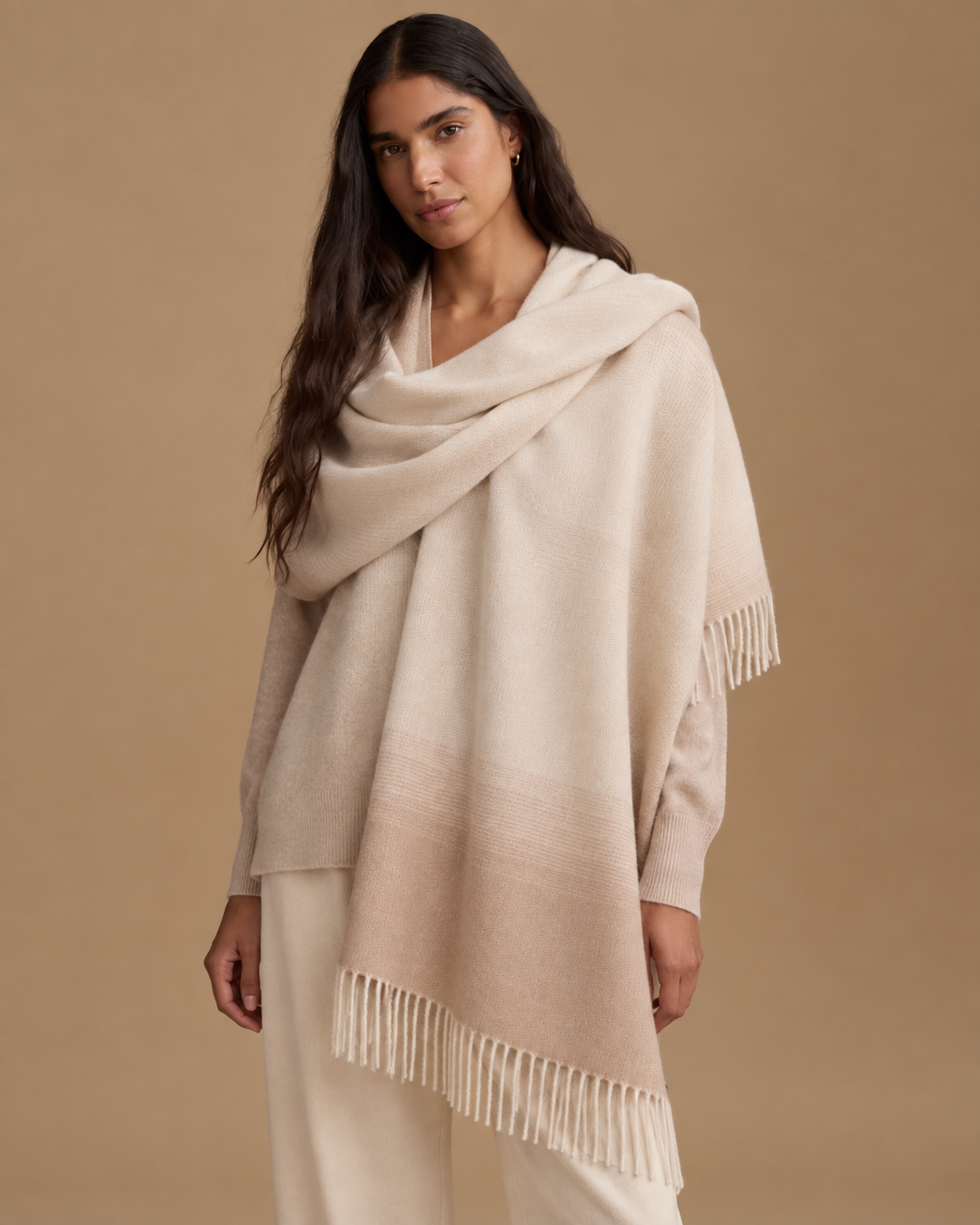 Chal Trama Flujo de Baby Alpaca y lana color camel RAIZO, detalle de textura