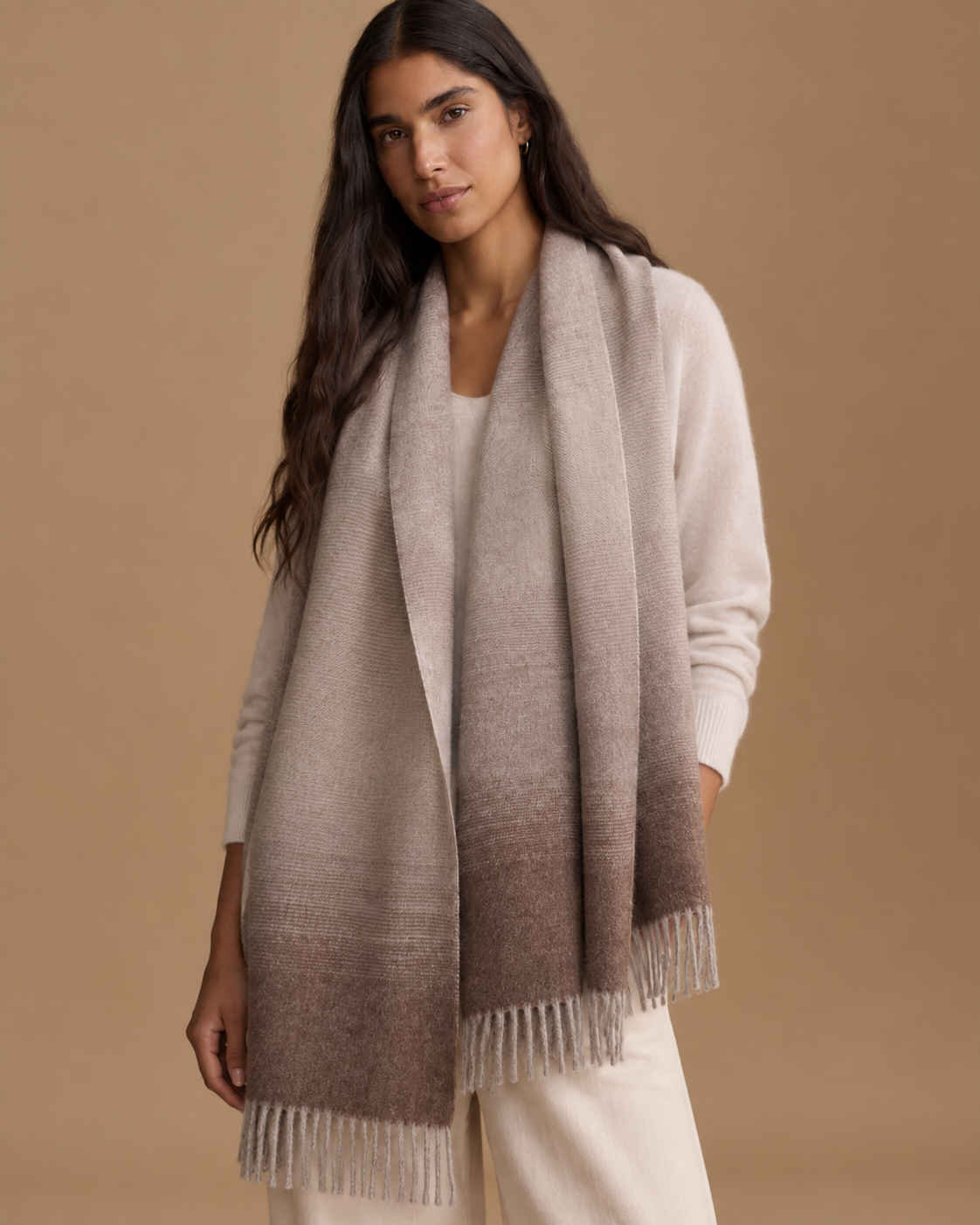 Chal Trama Flujo de Baby Alpaca y lana color camel RAIZO, vista frontal