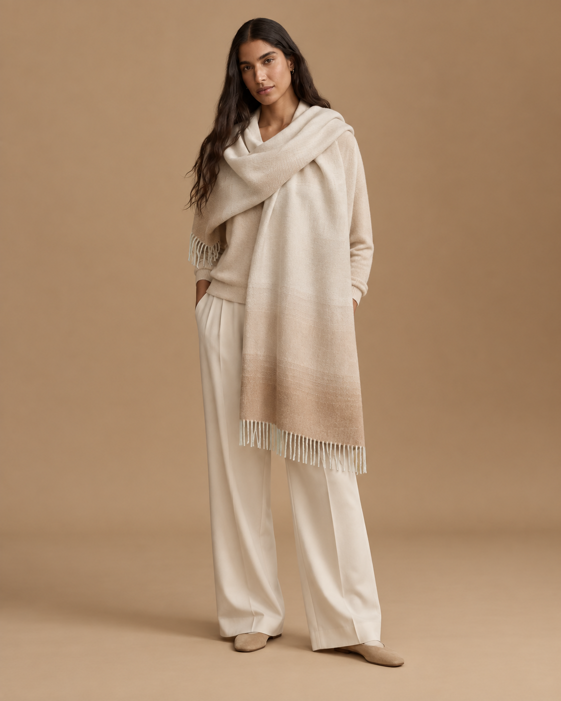 Chal Trama Flujo de Baby Alpaca y lana color camel RAIZO, vista posterior