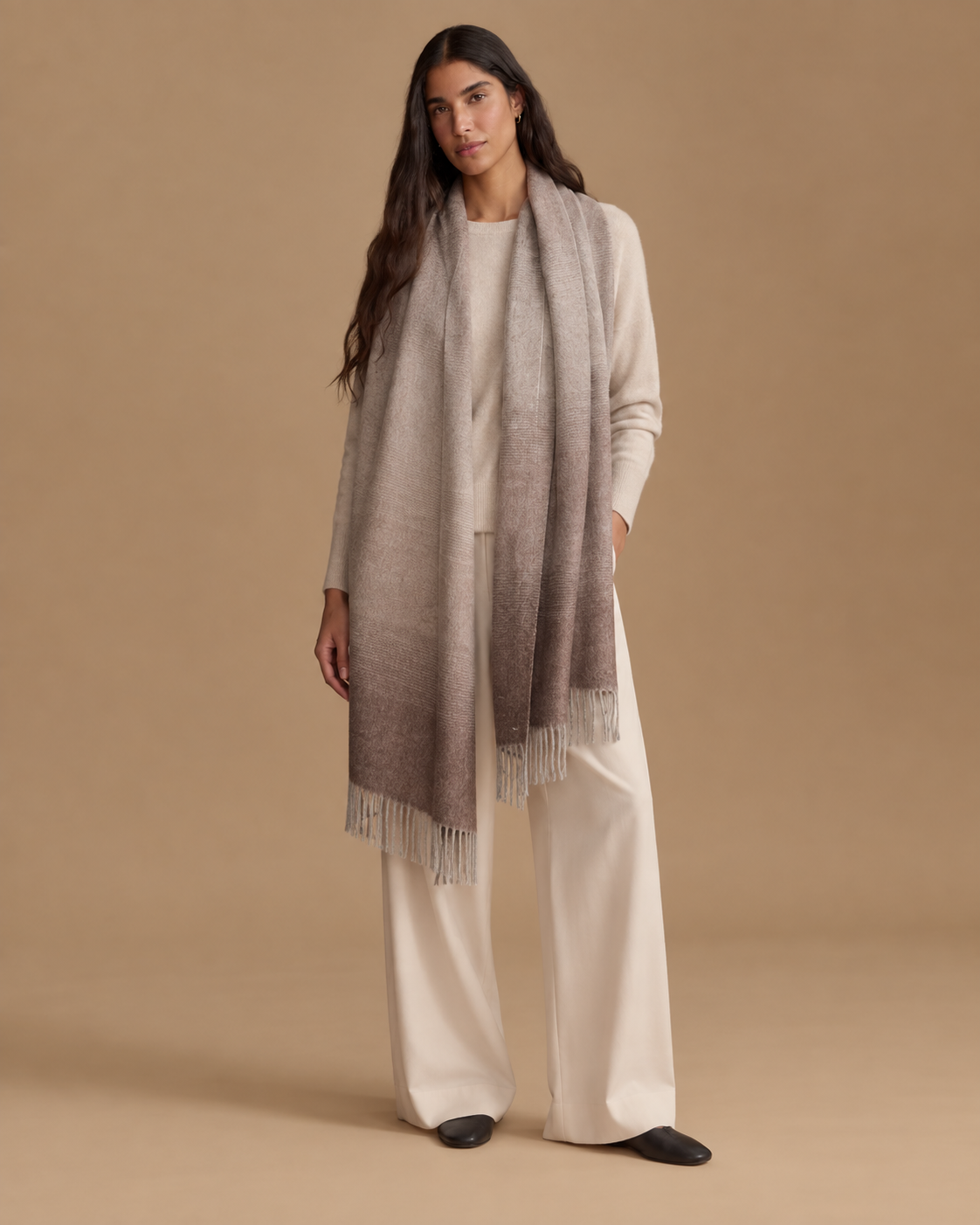 Chal Trama Flujo de Baby Alpaca y lana color camel RAIZO, vista lateral