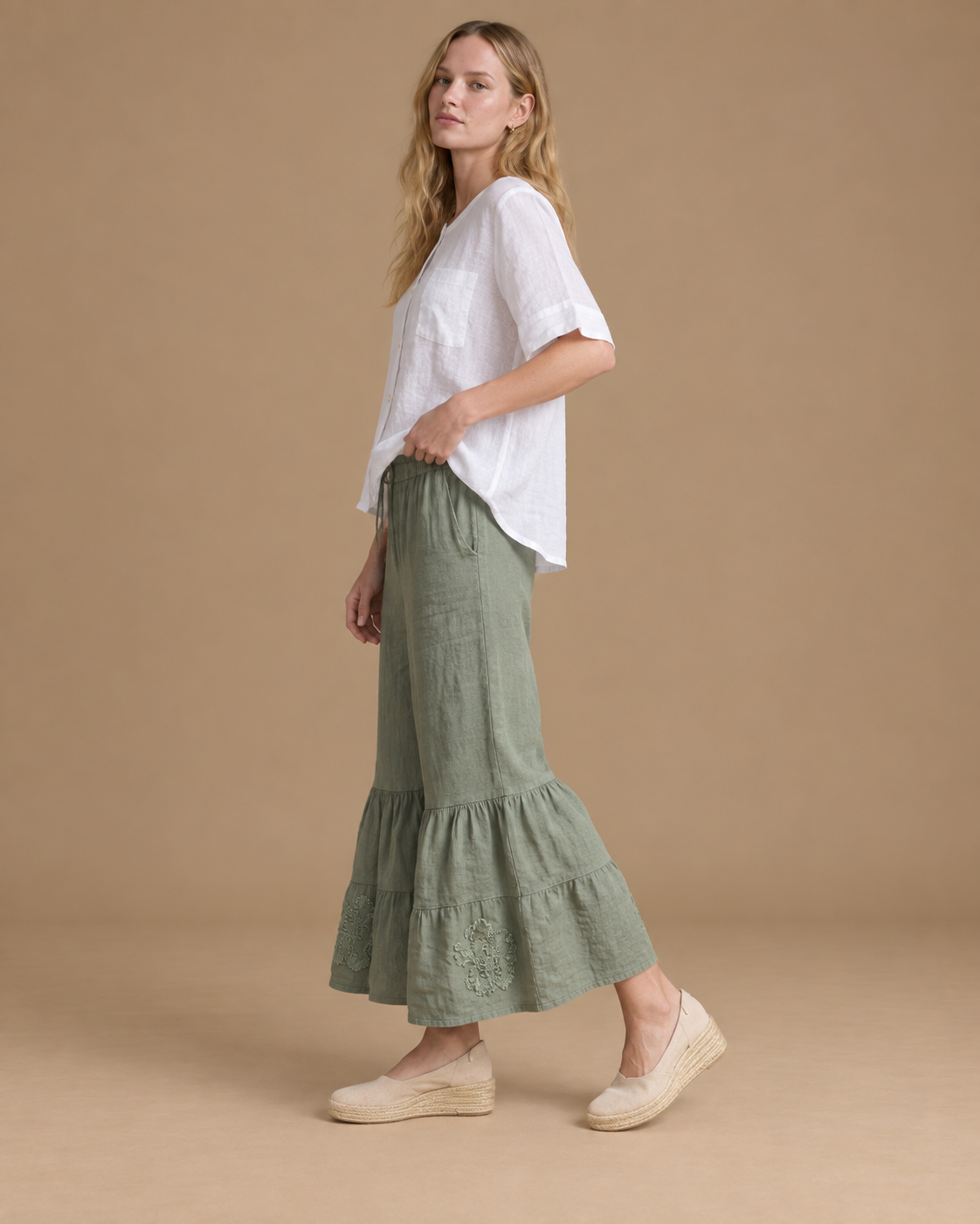 Pantalón Cauce RAIZO en lino color Verde Salvia, vista lateral
