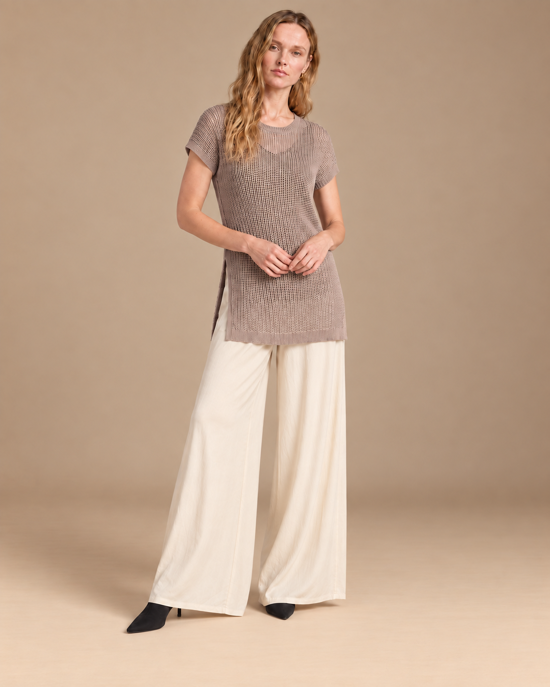 Velo + Deriva RAIZO, blusa Velo beige con pantalón Deriva beige