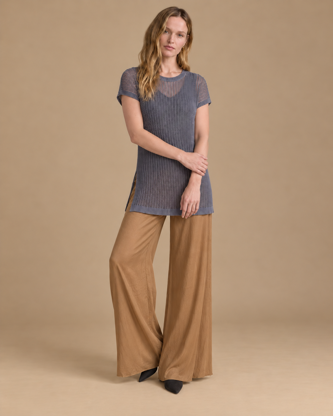 Velo + Deriva RAIZO, blusa Velo azul con pantalón Deriva camel