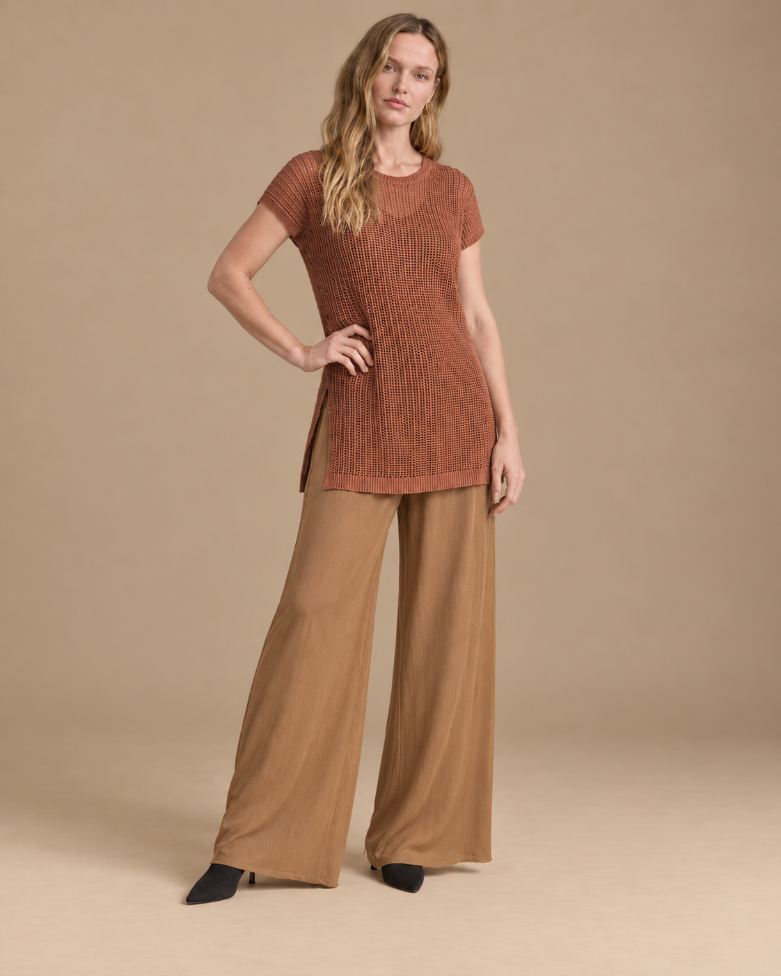 Velo + Deriva RAIZO, blusa Velo café con pantalón Deriva camel