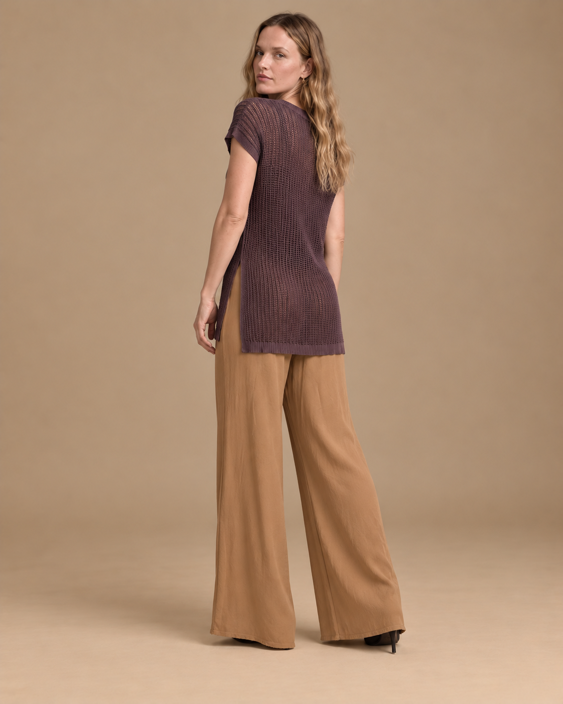 Velo + Deriva RAIZO, blusa Velo morada con pantalón Deriva camel
