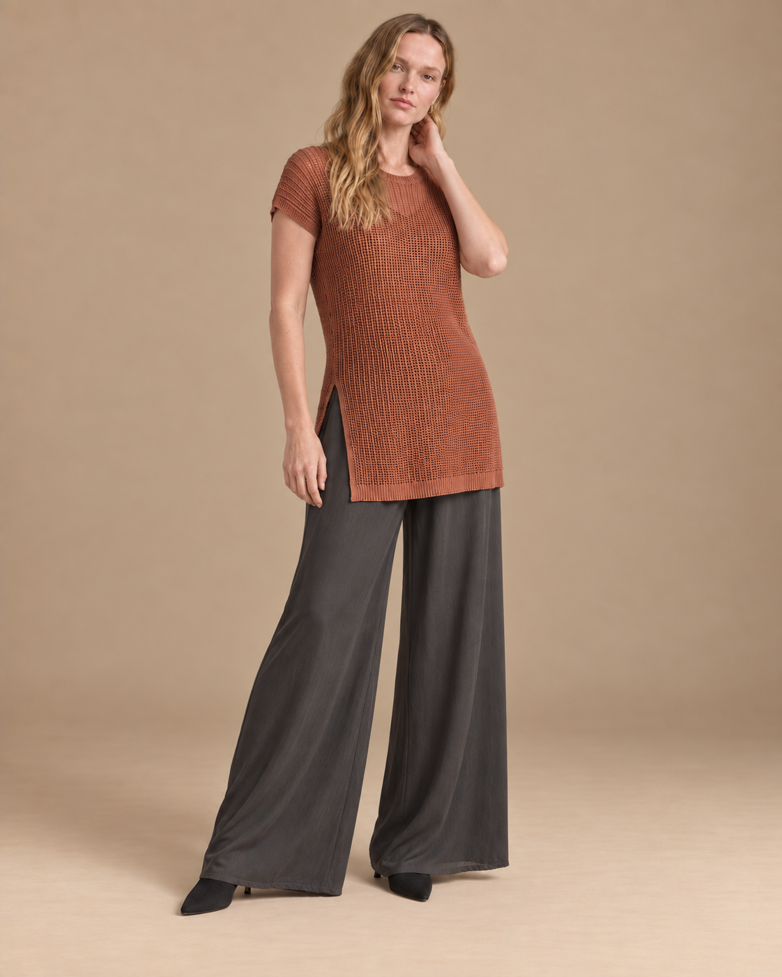 Velo + Deriva RAIZO, blusa Velo café con pantalón Deriva gris oscuro