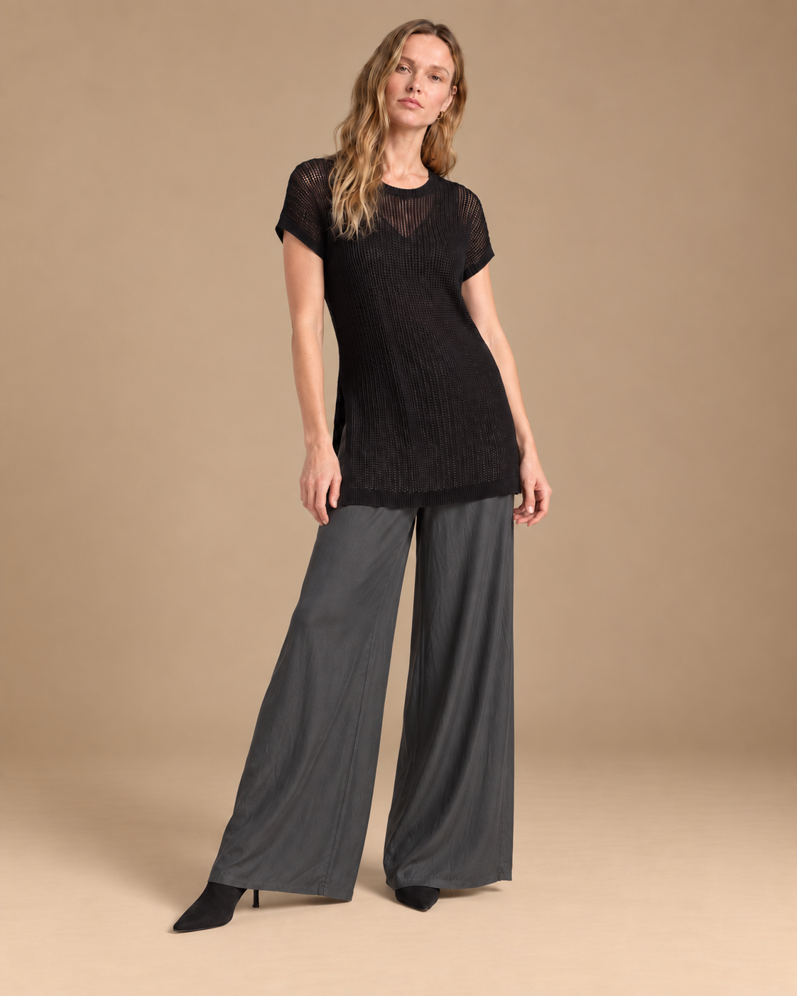 Velo + Deriva RAIZO, blusa Velo negra con pantalón Deriva gris oscuro