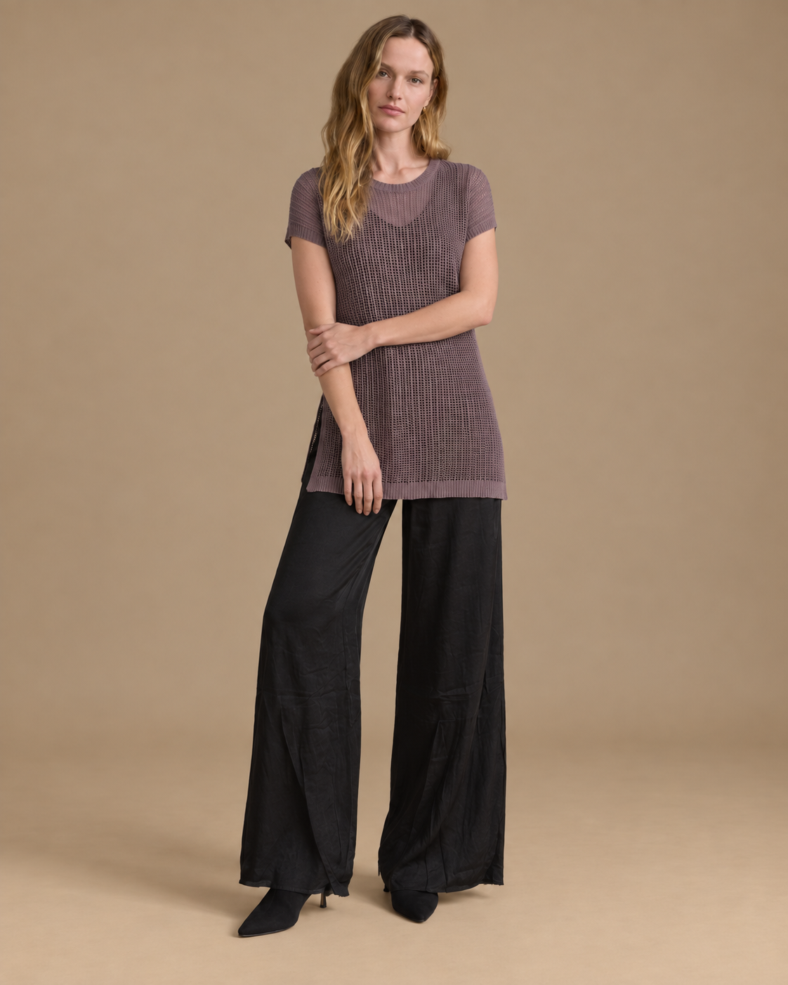 Velo + Deriva RAIZO, blusa Velo morada con pantalón Deriva negro