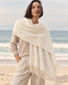 Chal Trama Calma de Baby Alpaca y lana color camel RAIZO, vista frontal