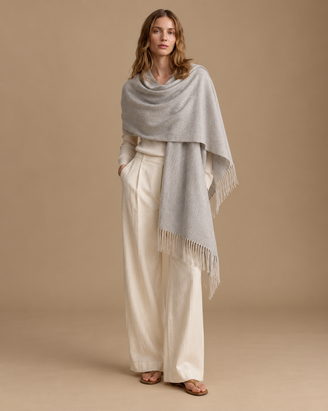 Chal Trama Calma de Baby Alpaca y lana color camel RAIZO, vista posterior