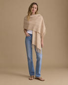 Chal Trama Linea de Baby Alpaca y lana color beige RAIZO, vista lateral