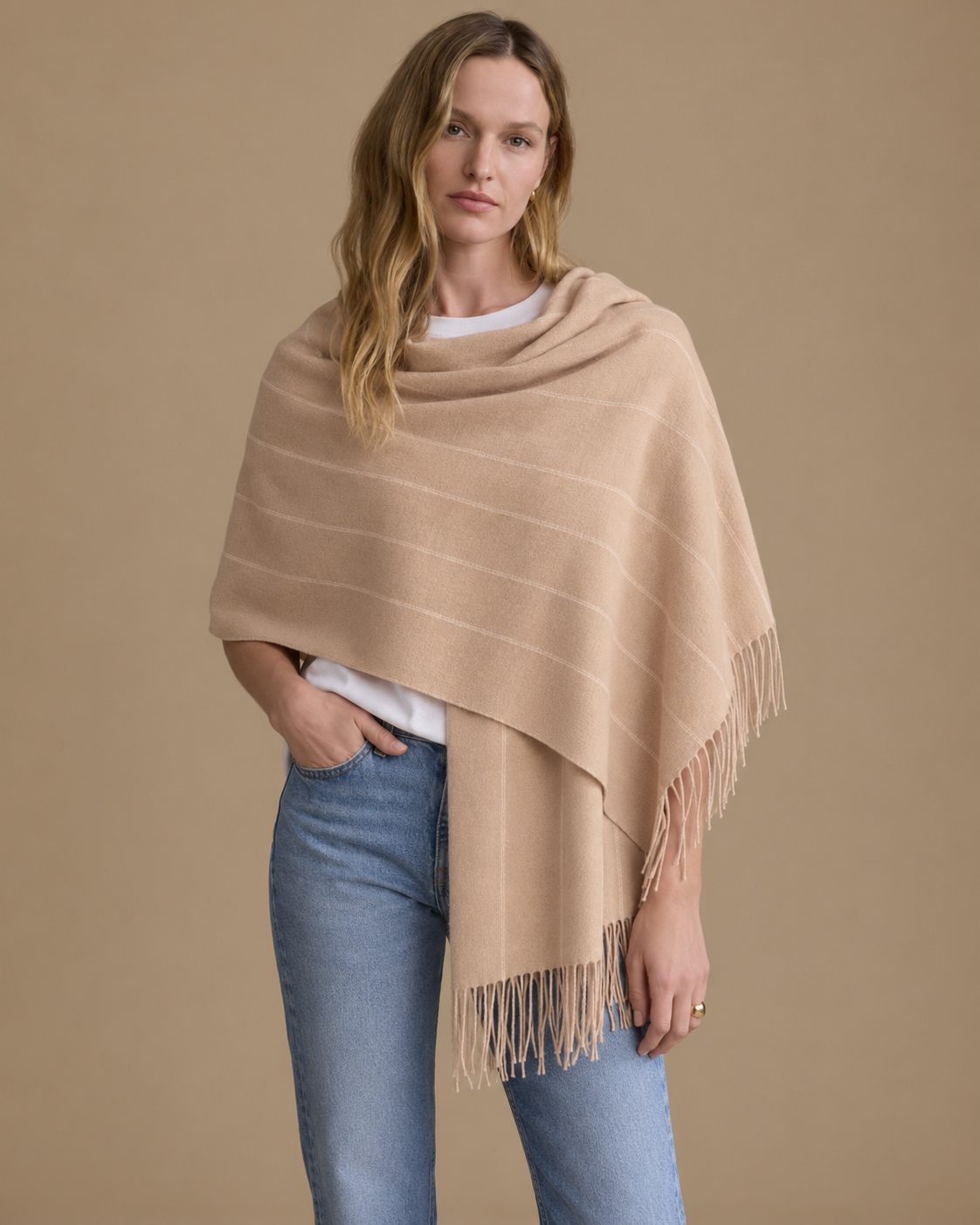 Chal Trama Linea de Baby Alpaca y lana color beige RAIZO, vista posterior