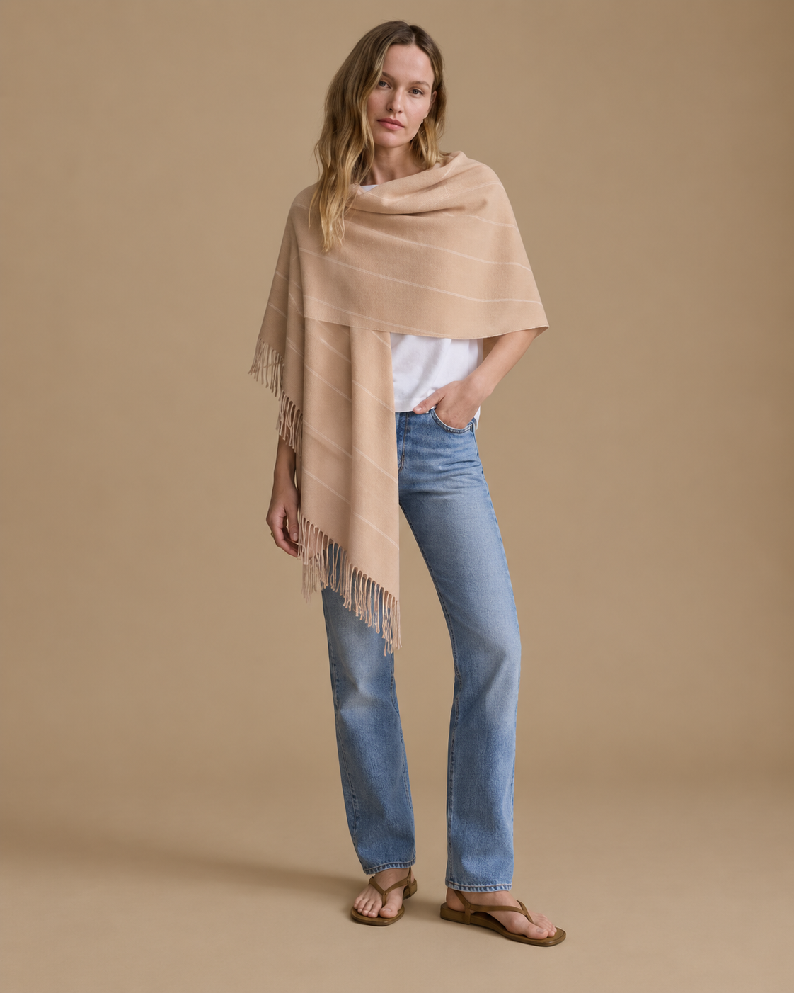 Chal Trama Linea de Baby Alpaca y lana color beige RAIZO, detalle de textura