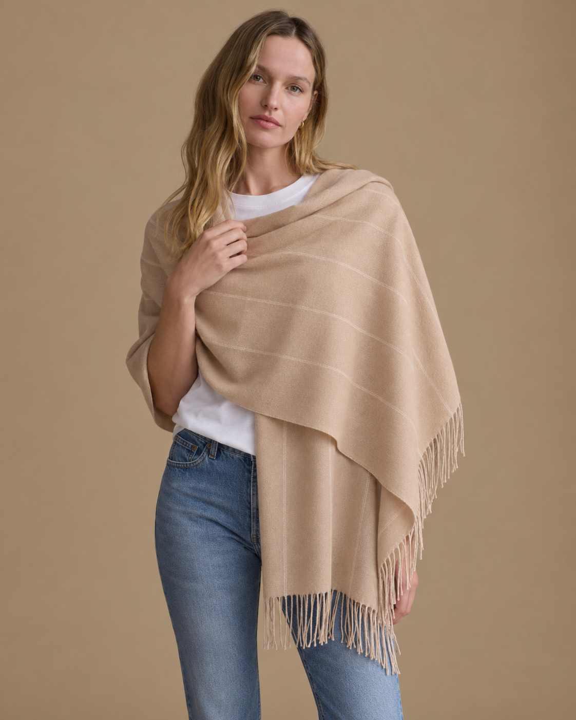 Chal Trama Linea de Baby Alpaca y lana color beige RAIZO, vista frontal