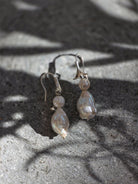 Aros Encuentro RAIZO en plata con perla de río y perla barroca, composición de producto