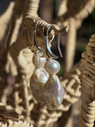 Aros Encuentro RAIZO en plata con perla de río y perla barroca, detalle de materialidad