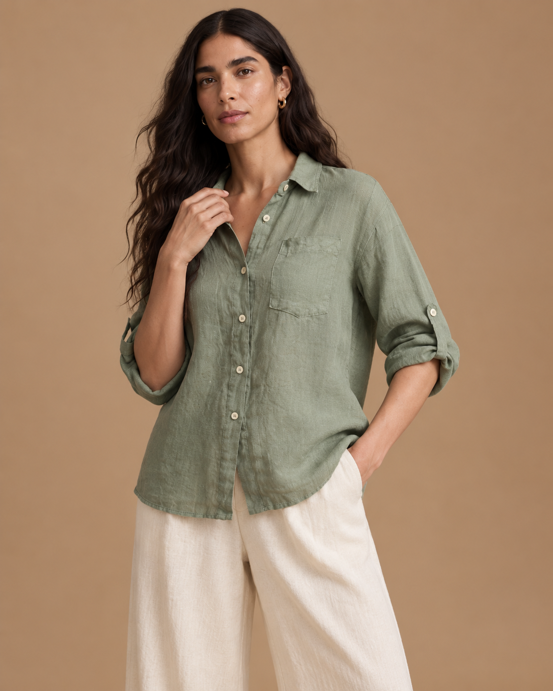 Blusa Hebra RAIZO 100% lino color Verde Salvia, detalle de calce y manga regulable