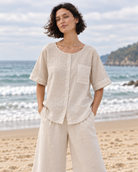 Blusa Orilla RAIZO color Arena en ambiente de playa