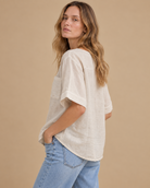 Blusa Orilla RAIZO en lino color Arena, vista posterior