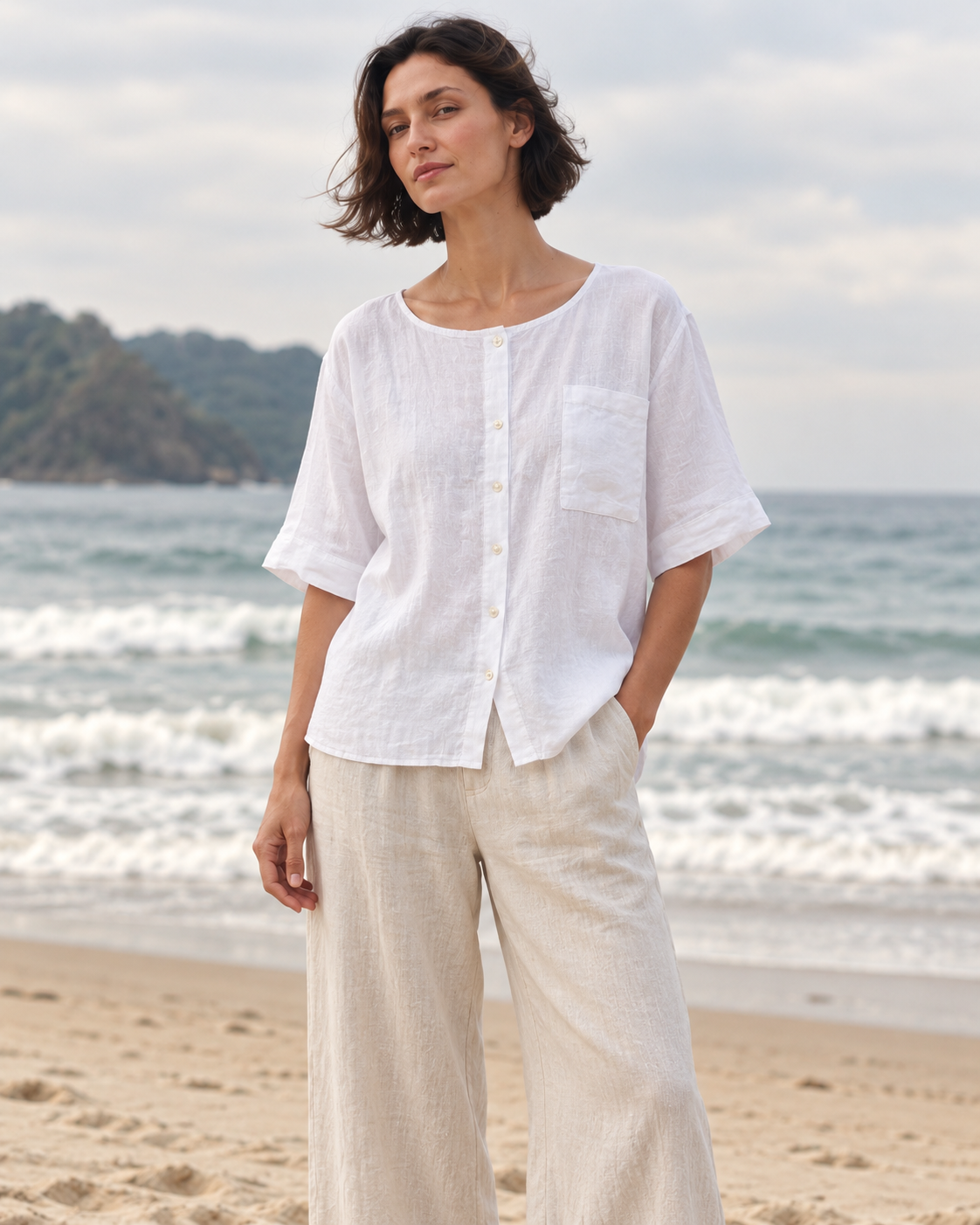 Blusa Orilla RAIZO color Blanco Natural en ambiente de playa