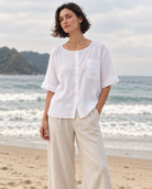 Blusa Orilla RAIZO color Blanco Natural en ambiente de playa
