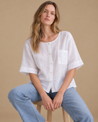 Blusa Orilla RAIZO en lino color Blanco Natural, detalle de calce
