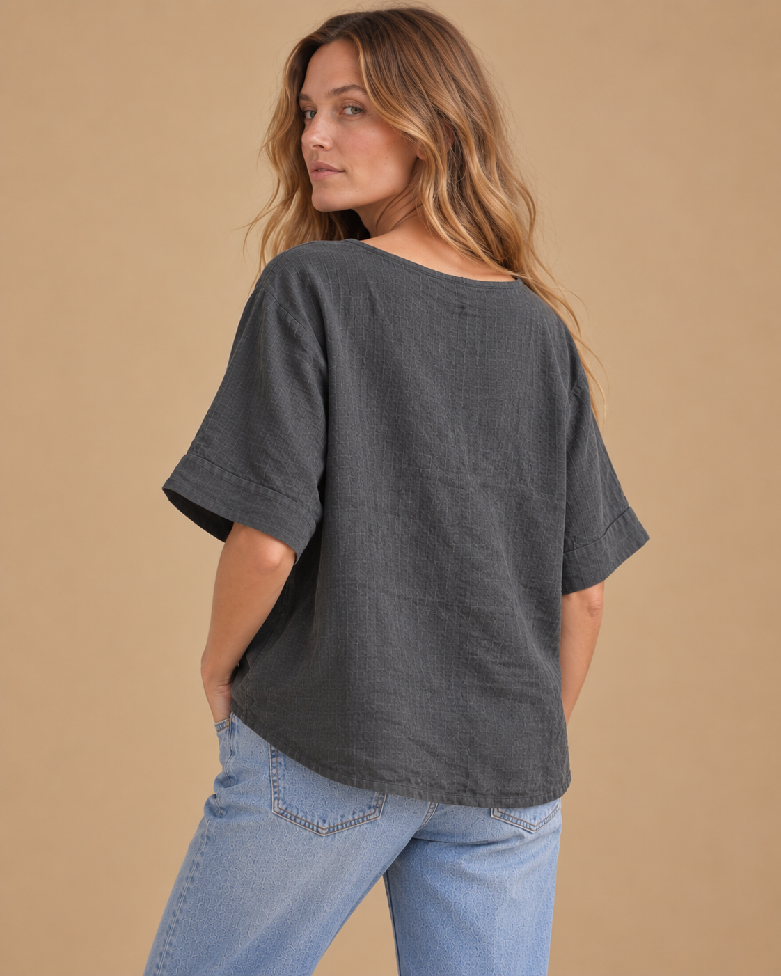 Blusa Orilla RAIZO en lino color Grafito, vista posterior