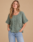 Blusa Orilla RAIZO en lino color Verde Salvia, vista frontal