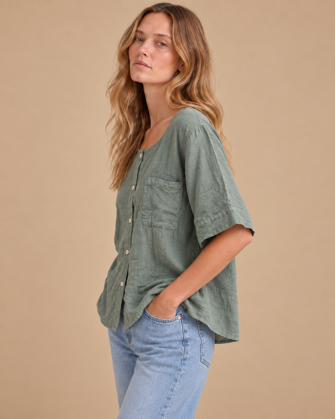 Blusa Orilla RAIZO en lino color Verde Salvia, vista lateral