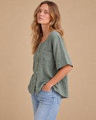 Blusa Orilla RAIZO en lino color Verde Salvia, vista lateral