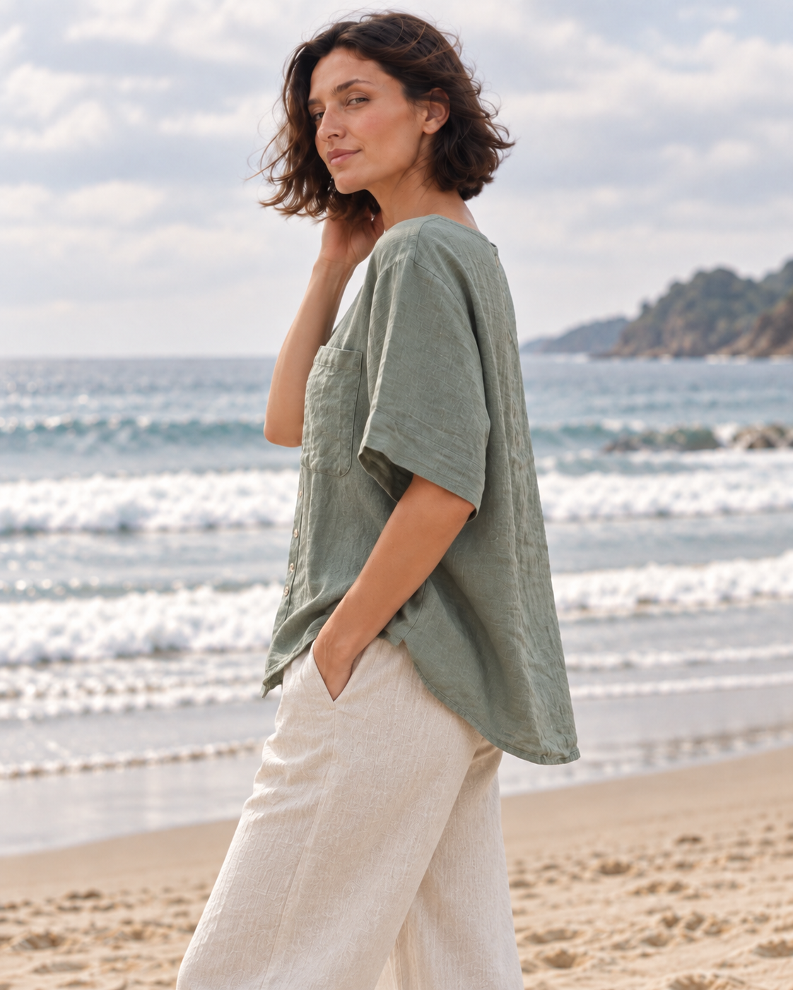Blusa Orilla RAIZO color Verde Salvia en ambiente de playa