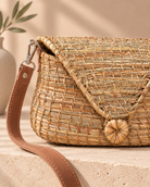 Detalle de tejido en fibra de manila y correa de cuero de Cartera Isla RAIZO