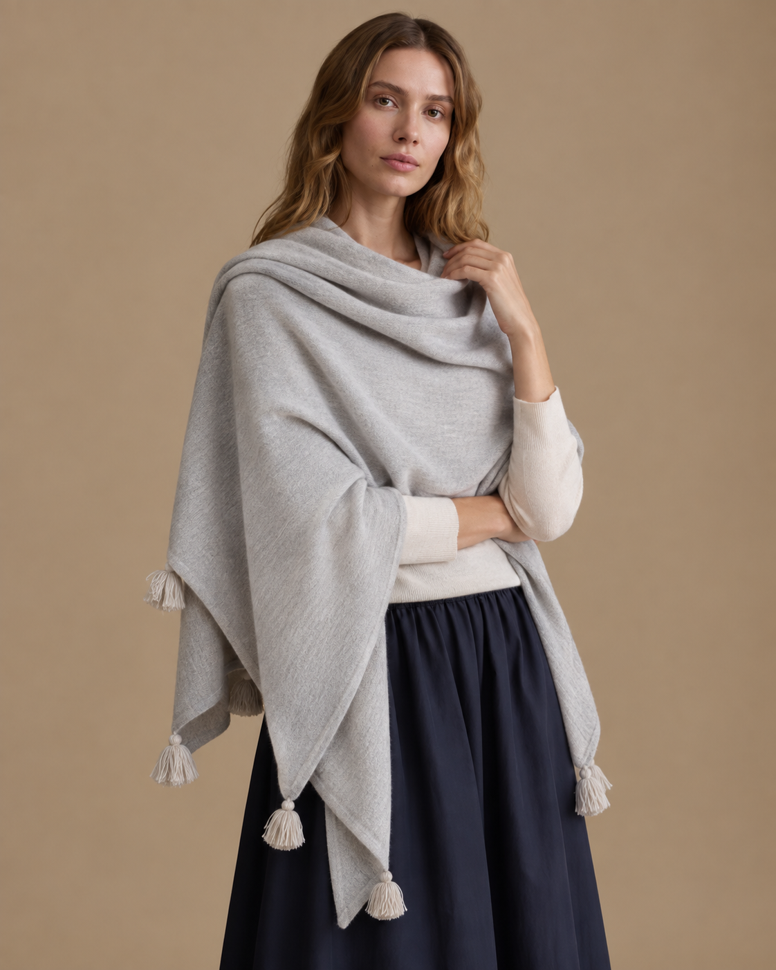 Chal Trama Origen de Baby Alpaca y lana color gris oscuro RAIZO, vista lateral