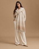 Chal Trama Flujo de Baby Alpaca y lana color camel RAIZO, vista posterior