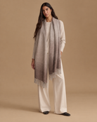 Chal Trama Flujo de Baby Alpaca y lana color camel RAIZO, vista lateral