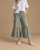 Pantalón Cauce RAIZO en lino color Verde Salvia, detalle del bordado y caída