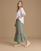 Pantalón Cauce RAIZO en lino color Verde Salvia, vista lateral