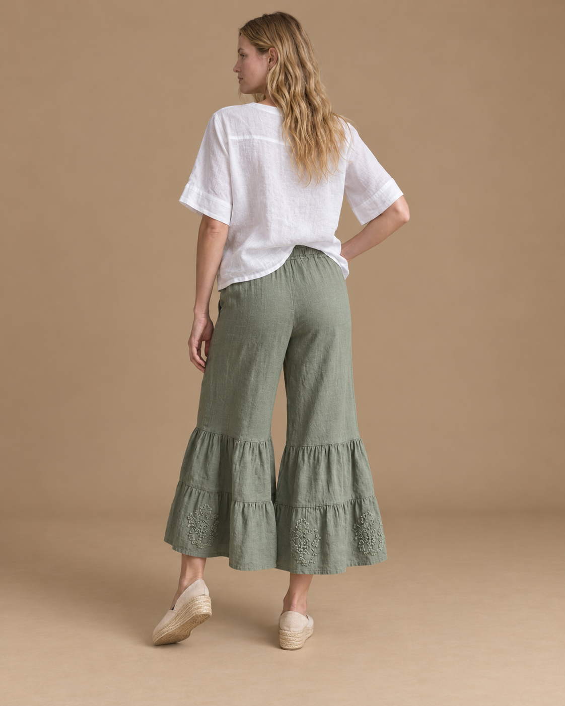 Pantalón Cauce RAIZO en lino color Verde Salvia, vista posterior