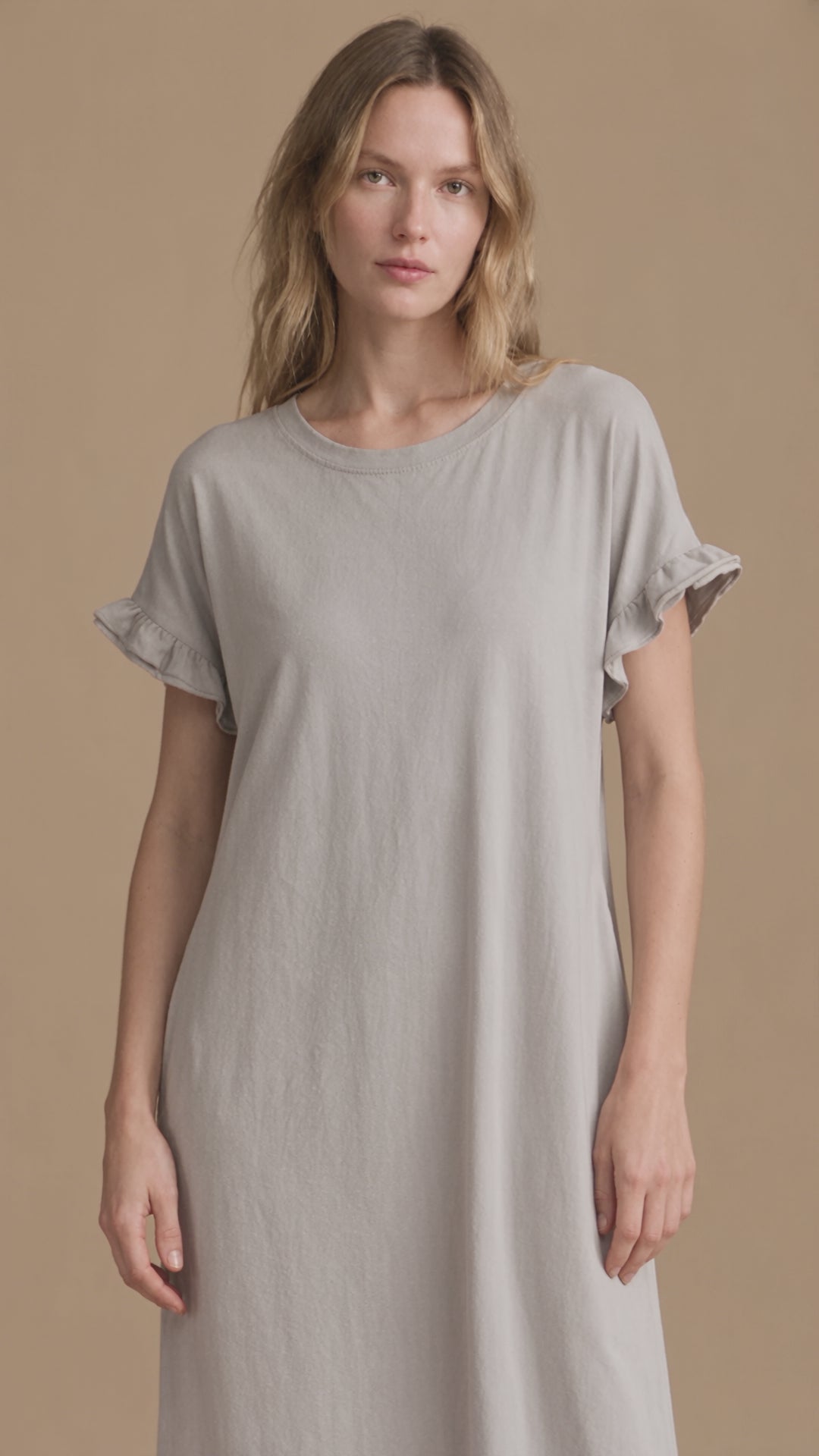 Vestido Trama Serena color arena RAIZO en movimiento