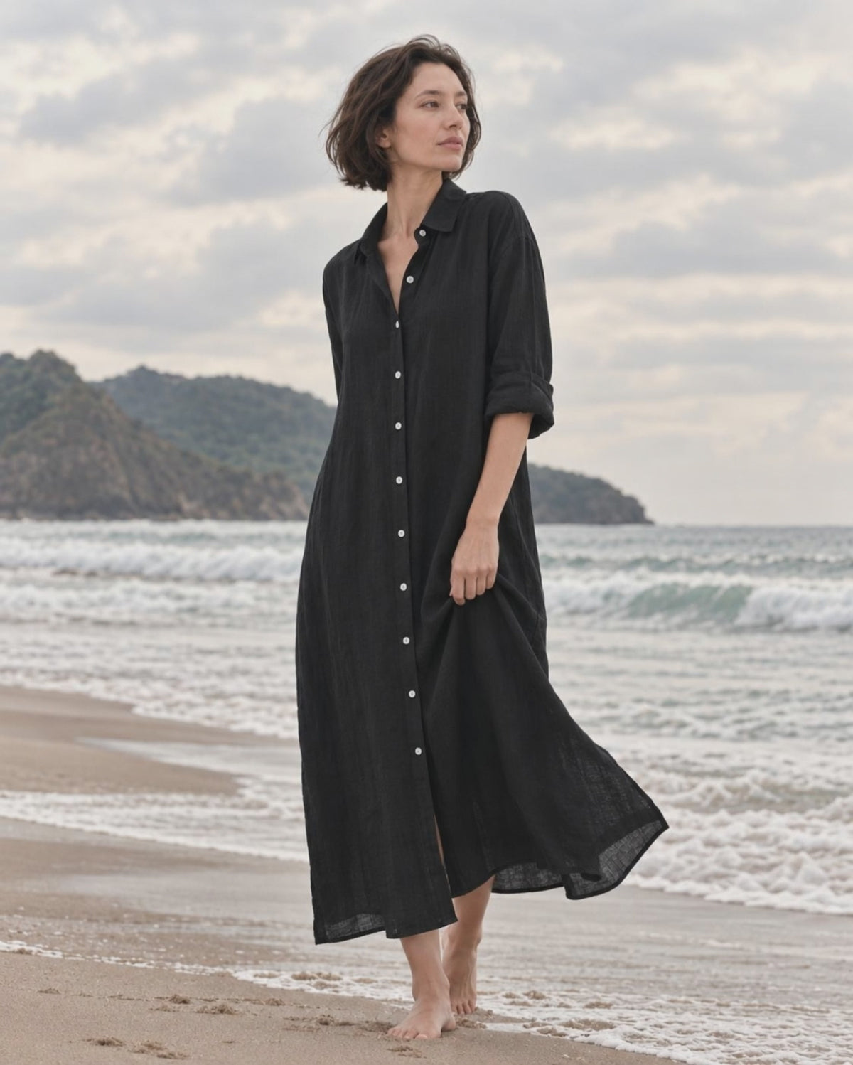 Vestido Trama Larga negro de lino RAIZO en movimiento junto al mar