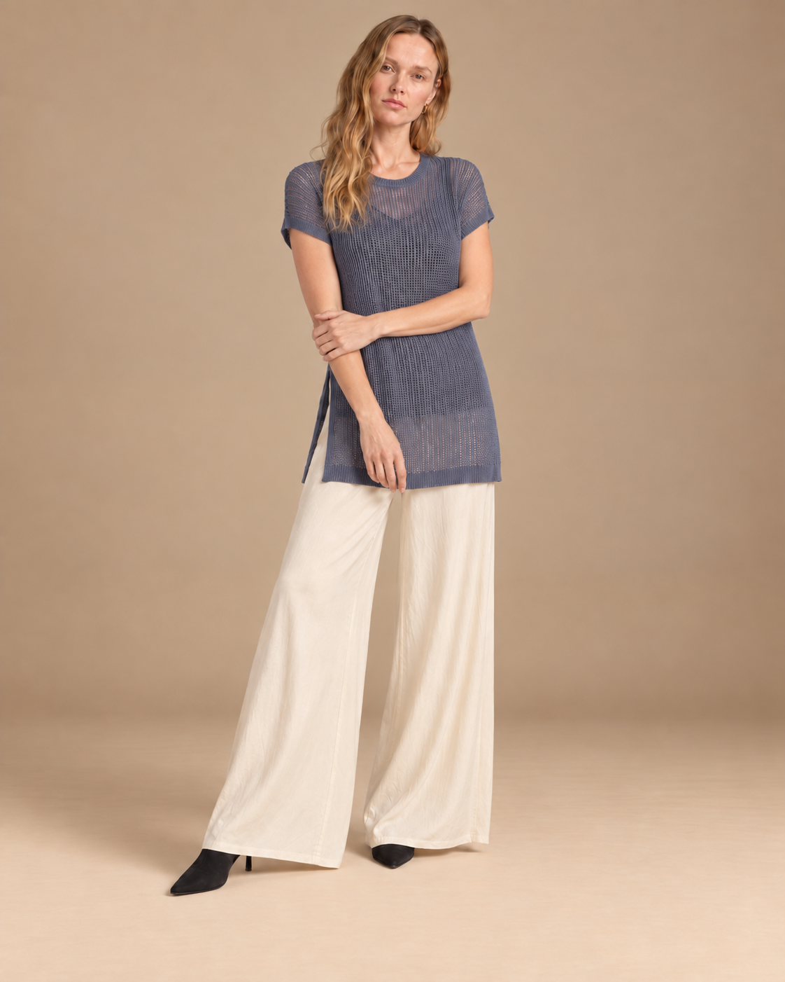 Velo + Deriva RAIZO, blusa Velo azul con pantalón Deriva beige