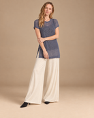 Velo + Deriva RAIZO, blusa Velo azul con pantalón Deriva beige