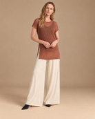 Velo + Deriva RAIZO, blusa Velo café con pantalón Deriva beige