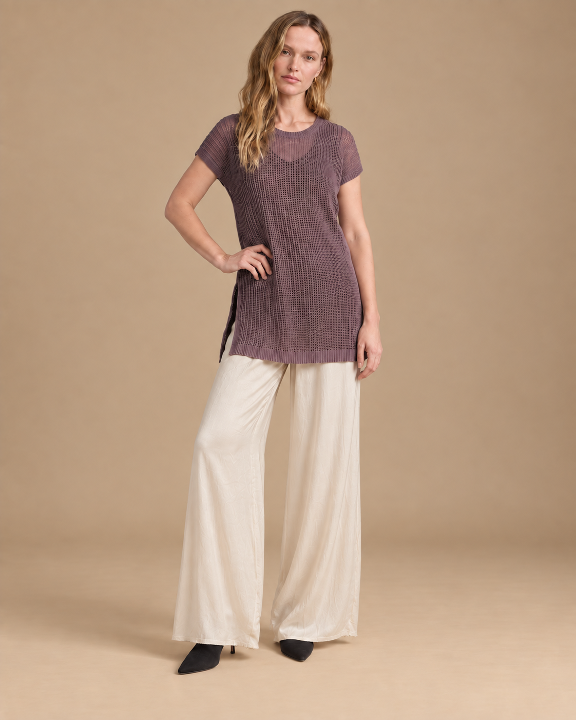 Velo + Deriva RAIZO, blusa Velo morada con pantalón Deriva beige