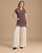 Velo + Deriva RAIZO, blusa Velo morada con pantalón Deriva beige